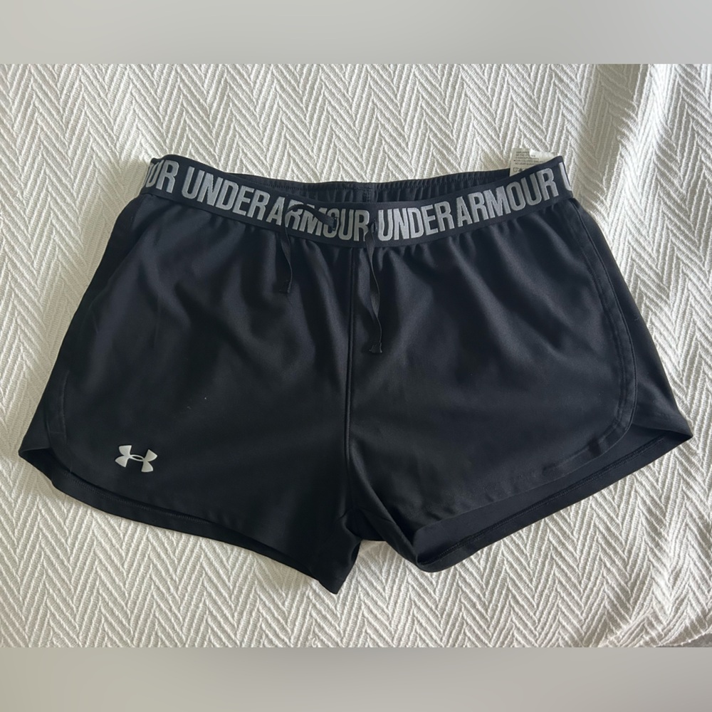 UNDERARMOUR BLACK SHORTS SIZE MEDIUM